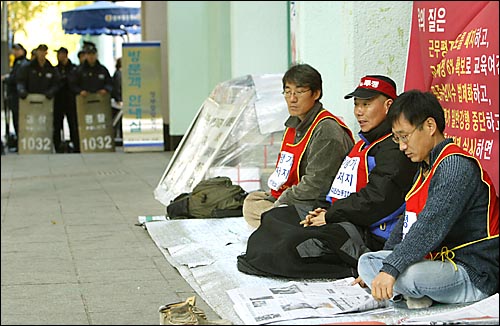 반대 지난 7일부터 11일까지 이수일 전교조 위원장은 교원평가 강행에 반대하며 서울 세종로 정부중앙청사 후문에서 철야·단식농성을 벌였다. 